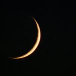 日曜日の深夜にベランダで雲の隙間から見える三日月を眺めながら記述